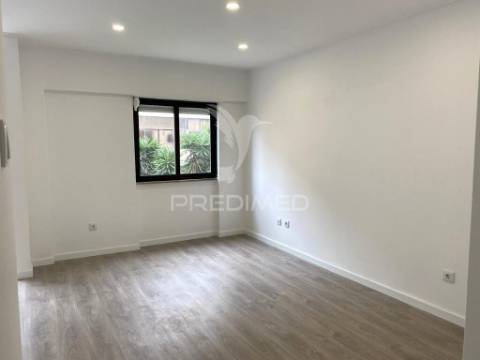 Apartamento t2 totalmente remodelado - barreiro centro