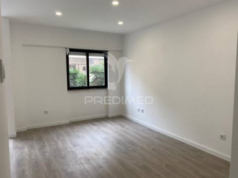 Apartamento t2 totalmente remodelado - barreiro centro