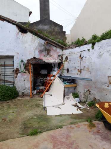 Moradia para reabilitação com vista deslumbrante – ribeirinha