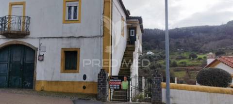 Moradia com quintal e garagem