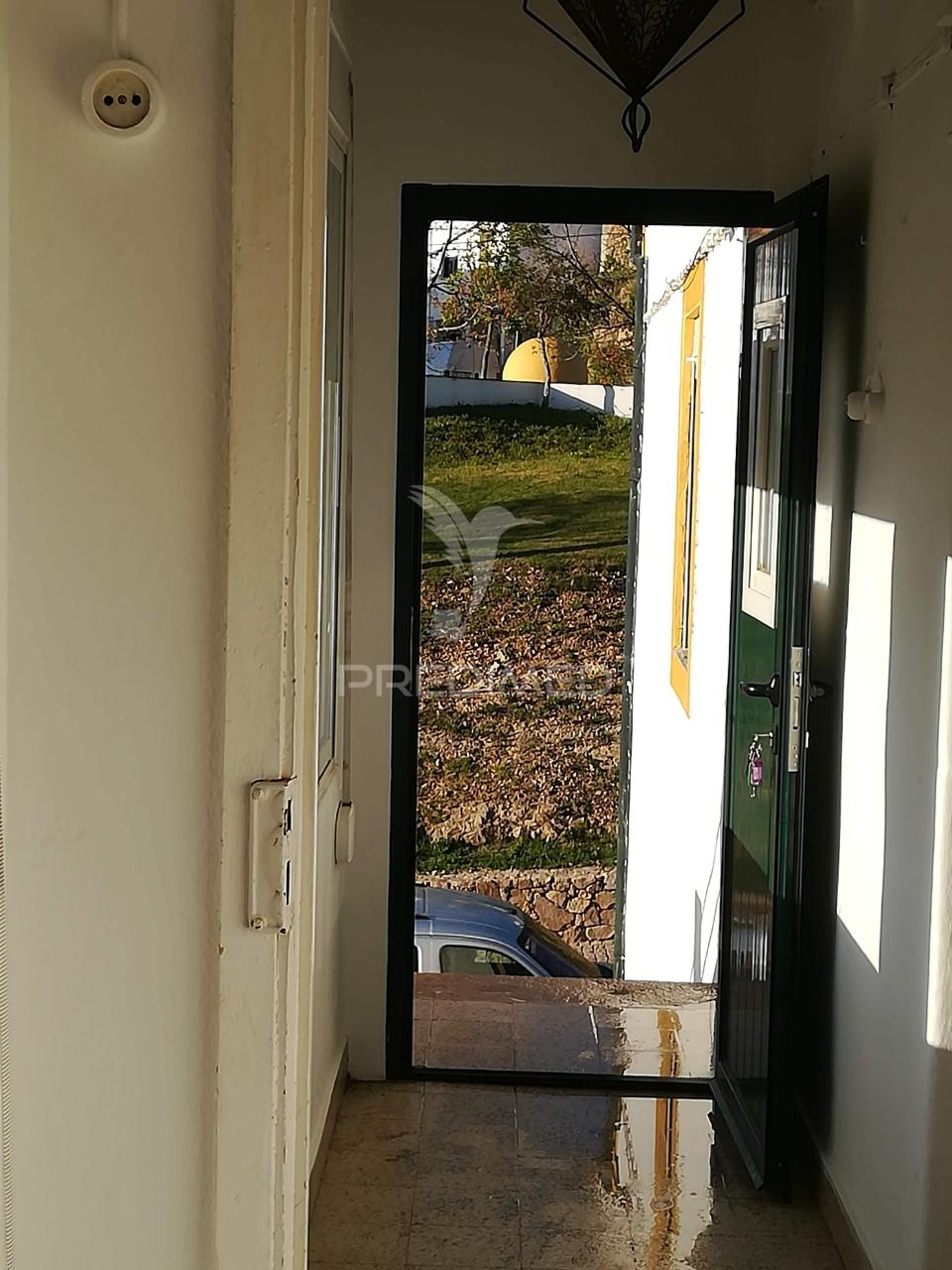 Moradia com quintal e garagem