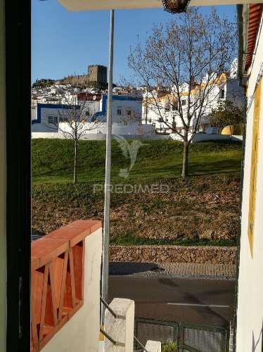 Moradia com quintal e garagem