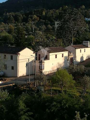 Moradia com quintal e garagem