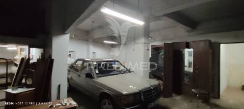 Moradia com quintal e garagem