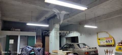 Moradia com quintal e garagem