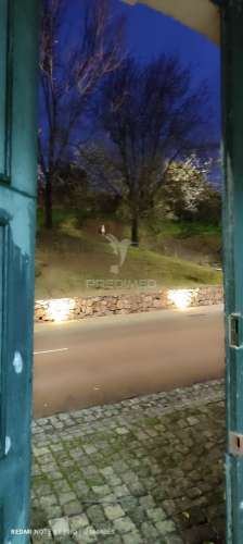 Moradia com quintal e garagem