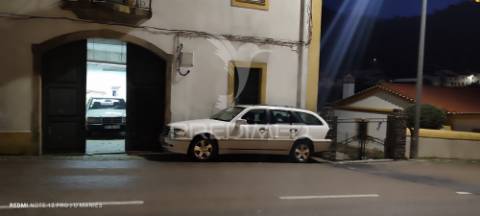 Moradia com quintal e garagem