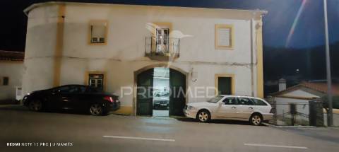 Moradia com quintal e garagem