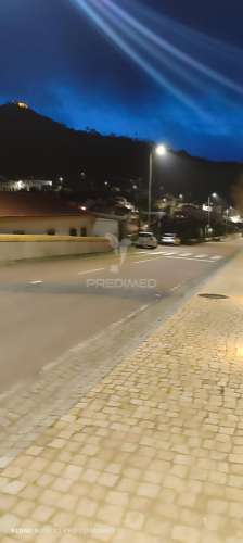 Moradia com quintal e garagem