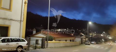 Moradia com quintal e garagem