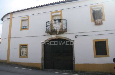 Moradia com quintal e garagem