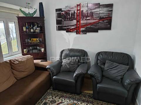 Moradia com quintal e garagem