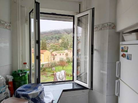 Moradia com quintal e garagem