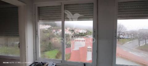 Moradia com quintal e garagem