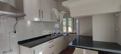 Moradia com quintal e garagem