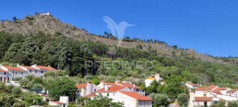 Moradia com quintal e garagem