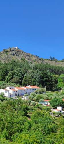 Moradia com quintal e garagem