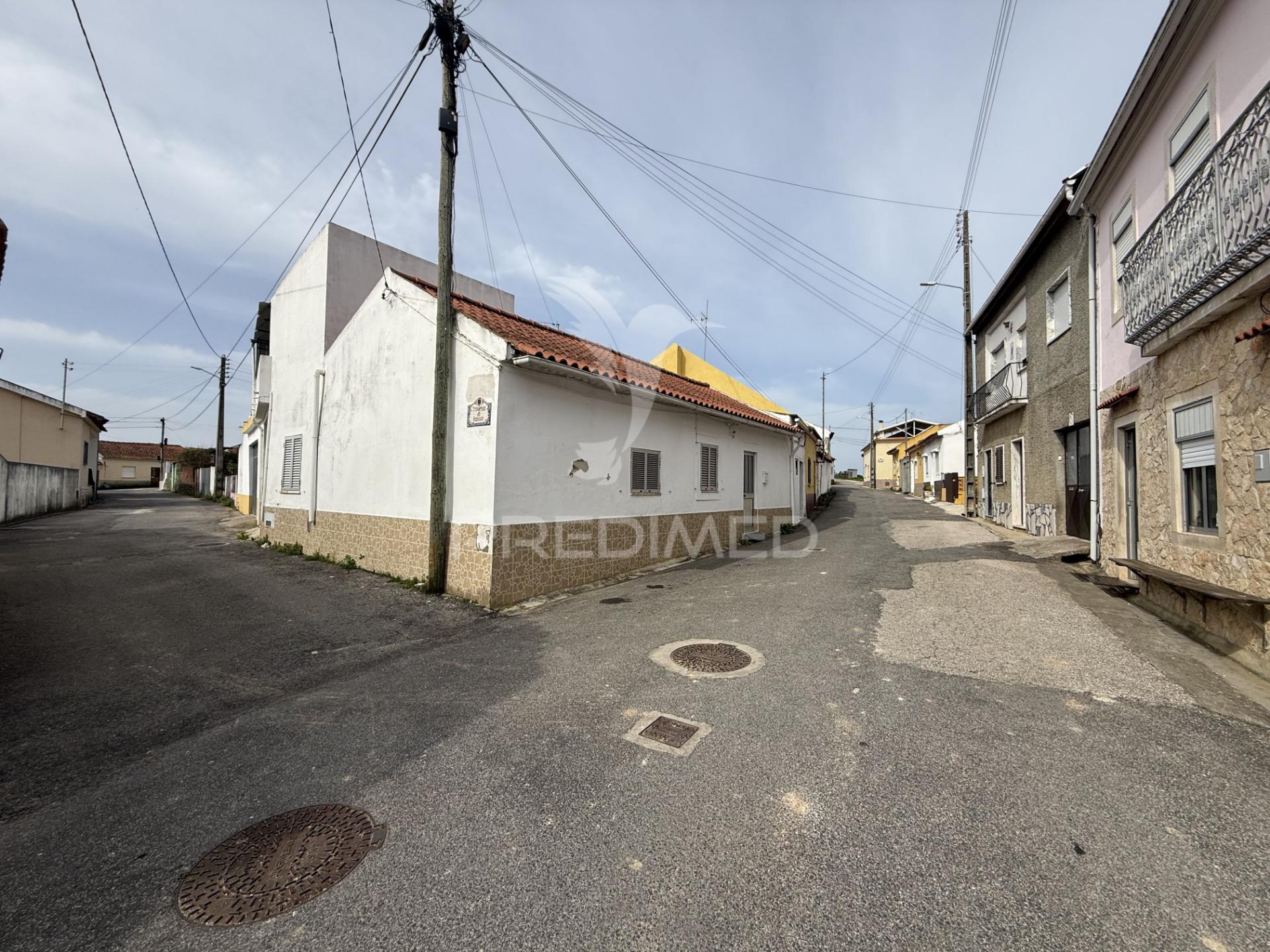 Moradia t2 com garagem – póvoa das mós, pernes | santarém