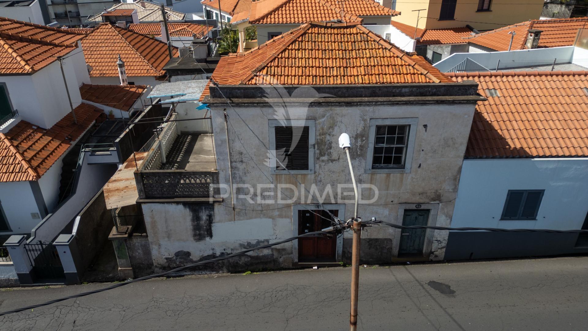 Moradia antiga por recuperar com 2 pisos no funchal - ilha da madeira