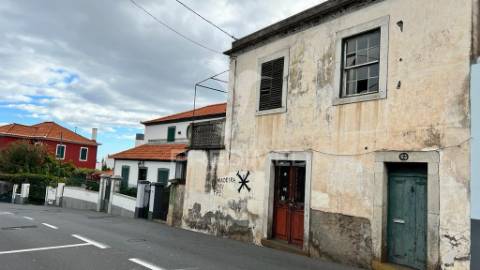 Moradia antiga por recuperar com 2 pisos no funchal - ilha da madeira