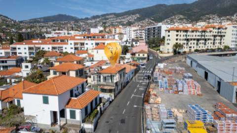 Moradia antiga por recuperar com 2 pisos no funchal - ilha da madeira