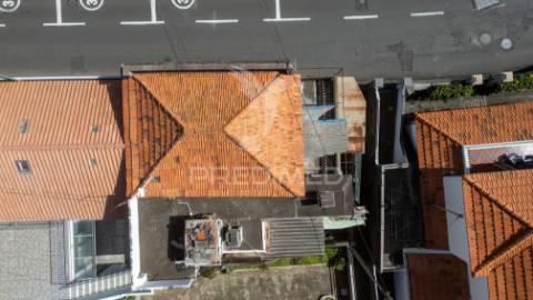 Moradia antiga por recuperar com 2 pisos no funchal - ilha da madeira