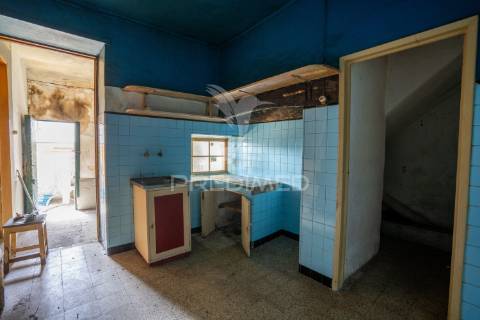 Moradia antiga por recuperar com 2 pisos no funchal - ilha da madeira