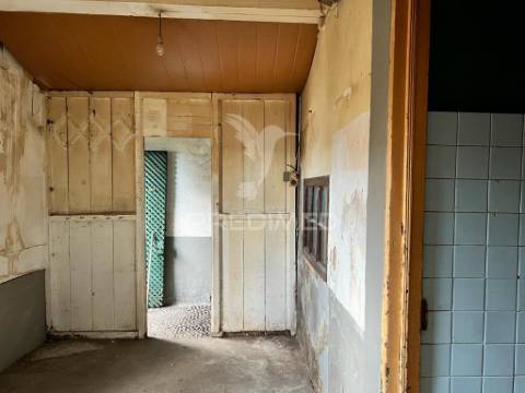 Moradia antiga por recuperar com 2 pisos no funchal - ilha da madeira