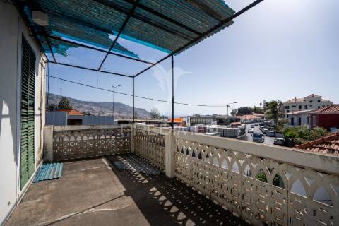 Moradia antiga por recuperar com 2 pisos no funchal - ilha da madeira