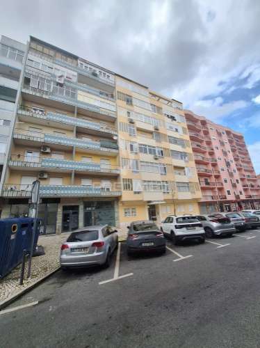 Remodelado junto estação da amadora