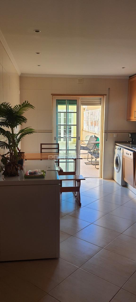 Apartamento t2 com terraço, garagem e arrecadação -urb. das caldelas-elvas