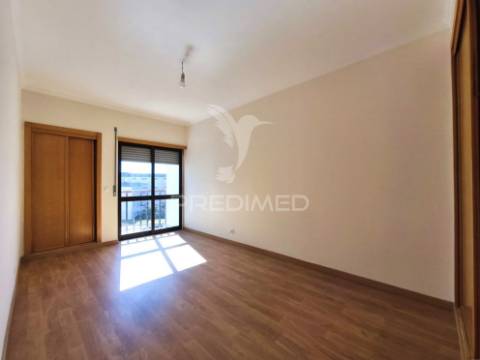 Apt t3 com 131 m², varandas e arrecadação | avenida via láctea, nº 34 | rio de mouro | sintra