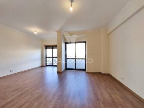 Apt t3 com 131 m², varandas e arrecadação | avenida via láctea, nº 34 | rio de mouro | sintra