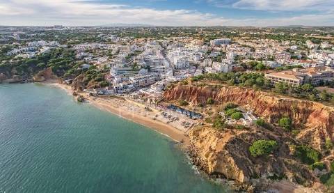 O seu futuro em albufeira: apartamento t3 com design moderno e alma algarvia