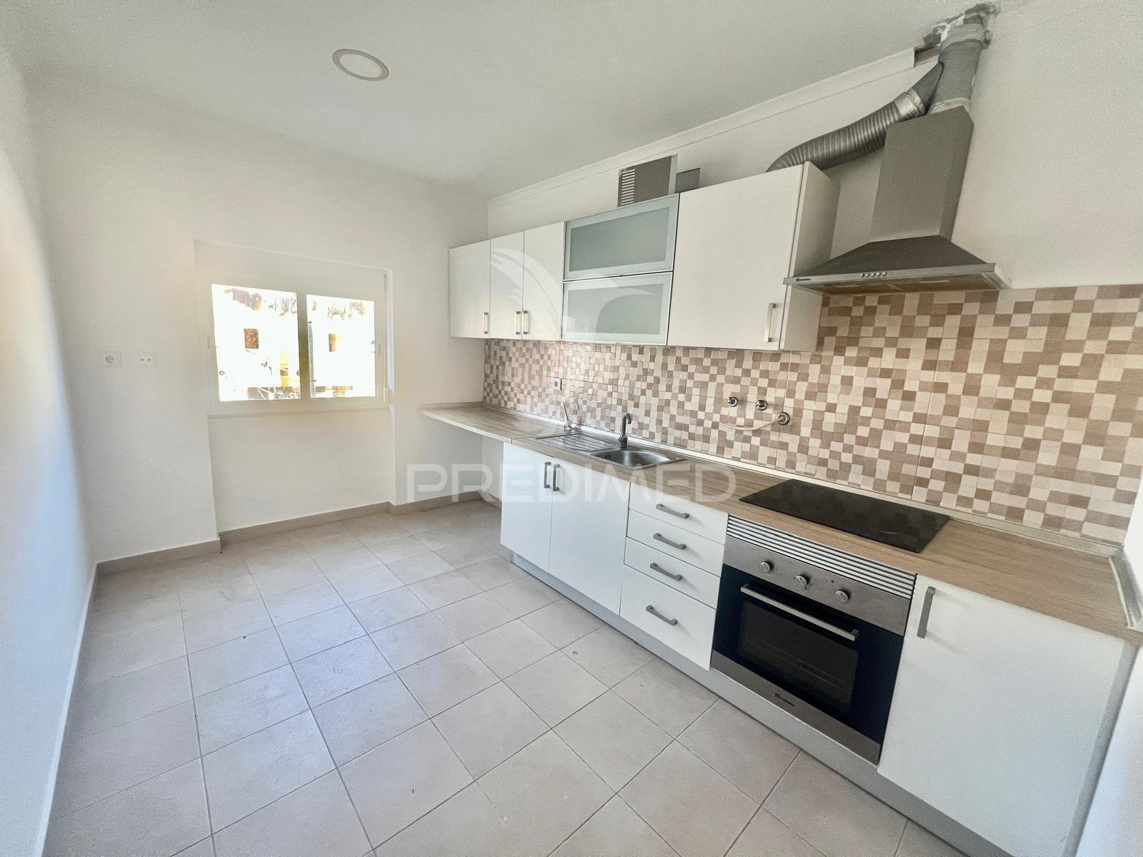 Apartamento t2 totalmente remodelado - baixa da banheira