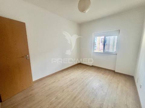 Apartamento t2 totalmente remodelado - baixa da banheira