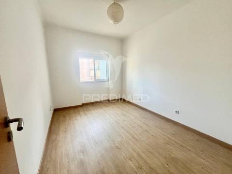 Apartamento t2 totalmente remodelado - baixa da banheira