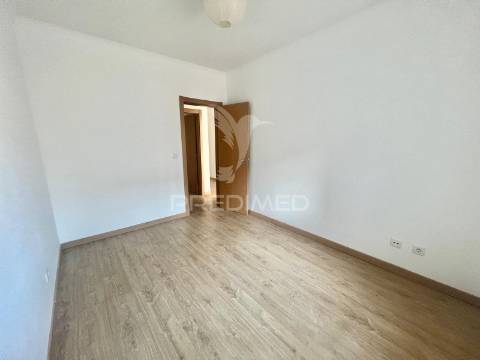 Apartamento t2 totalmente remodelado - baixa da banheira