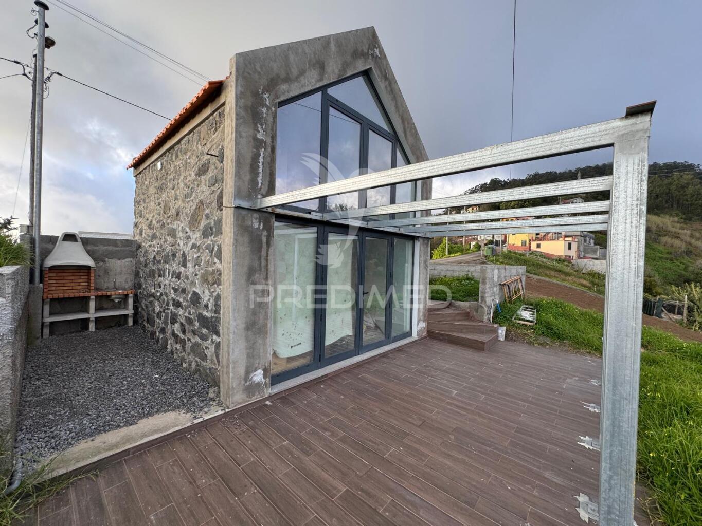 Terreno agrícola com pequeno palheiro na ponta do sol na ilha da madeira