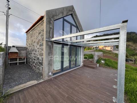 Terreno agrícola com pequeno palheiro na ponta do sol na ilha da madeira