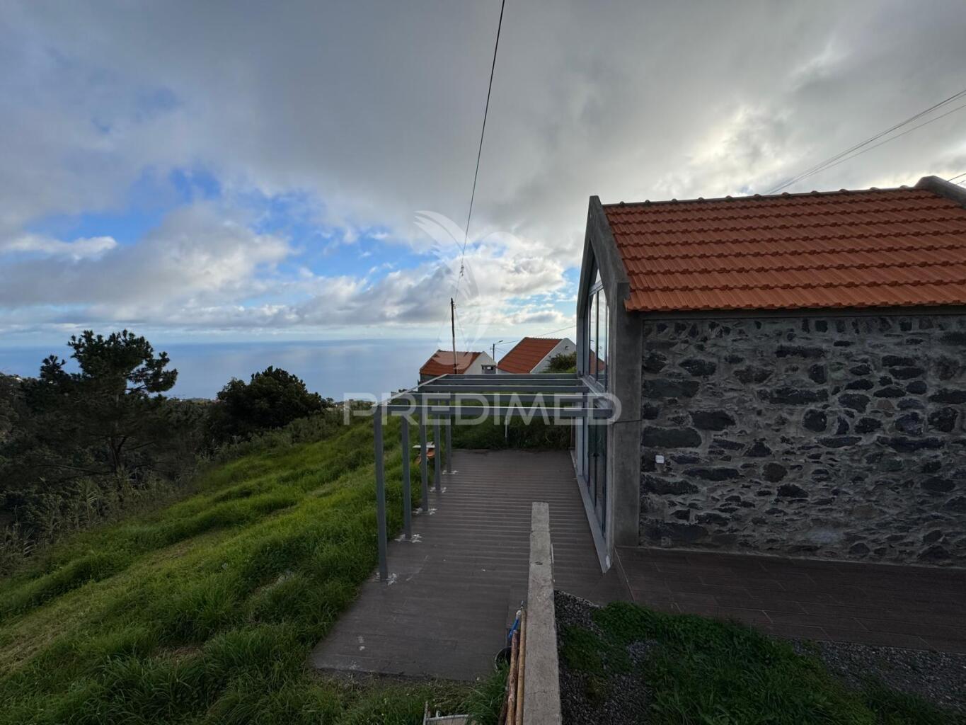 Terreno agrícola com pequeno palheiro na ponta do sol na ilha da madeira