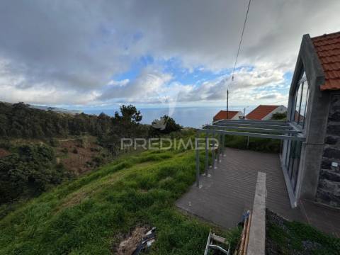 Terreno agrícola com pequeno palheiro na ponta do sol na ilha da madeira