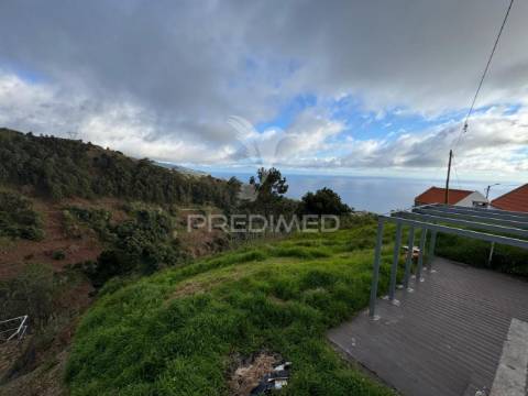 Terreno agrícola com pequeno palheiro na ponta do sol na ilha da madeira