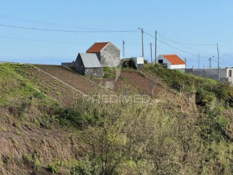 Terreno agrícola com pequeno palheiro na ponta do sol na ilha da madeira