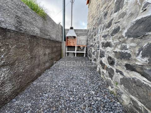Terreno agrícola com pequeno palheiro na ponta do sol na ilha da madeira