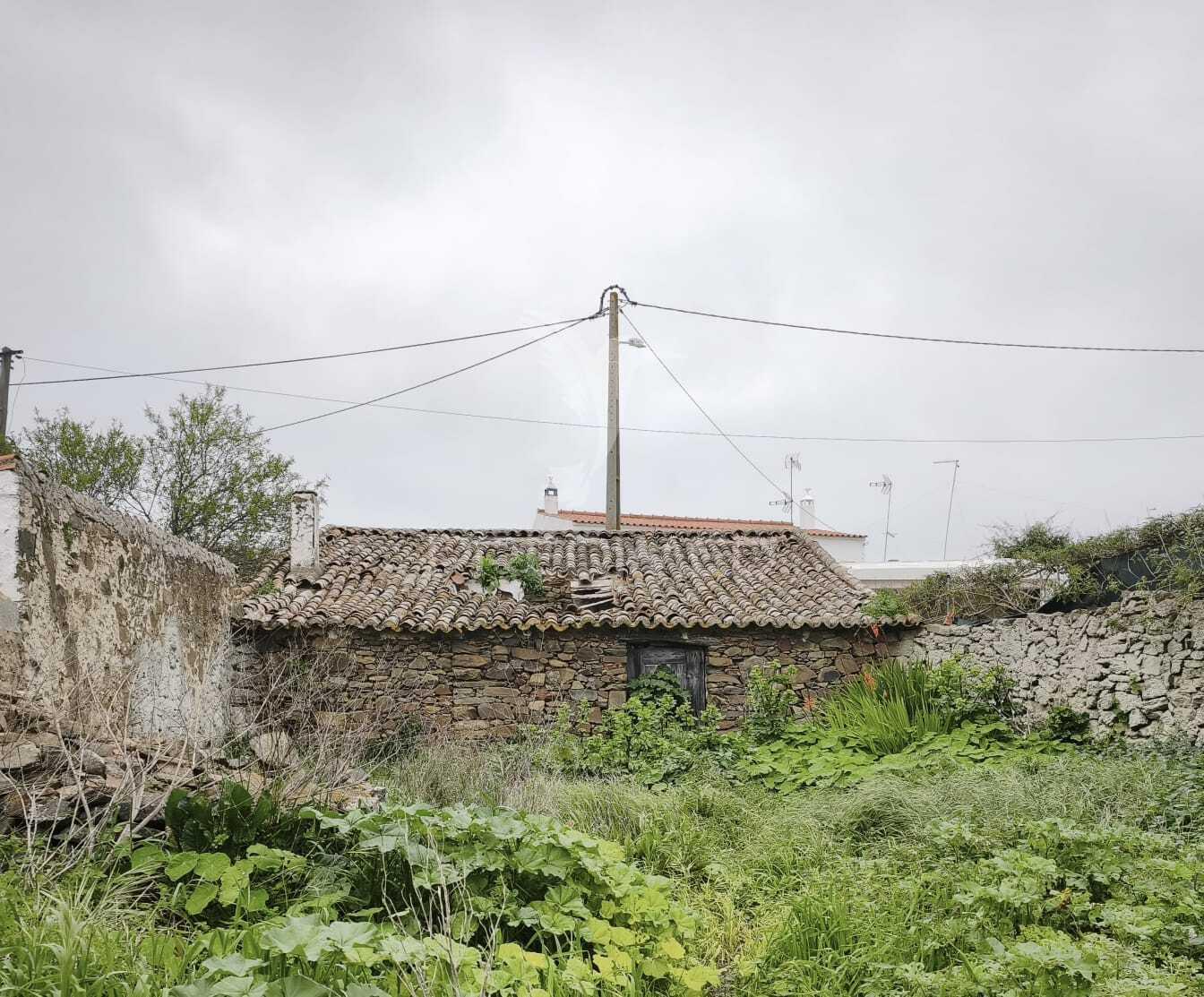 Casa em pedra para restaurar com quintal || concelho de mértola