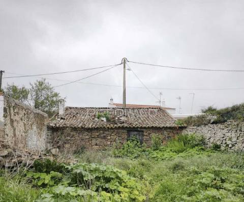 Casa em pedra para restaurar com quintal || concelho de mértola