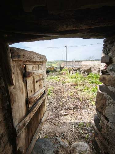 Casa em pedra para restaurar com quintal || concelho de mértola