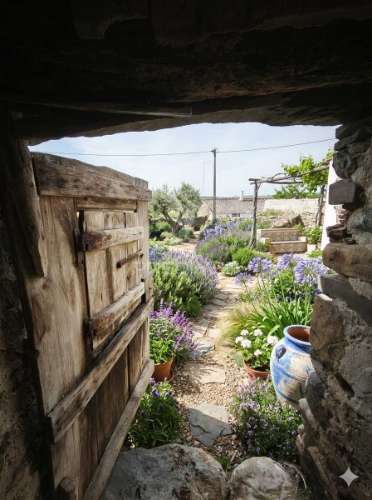 Casa em pedra para restaurar com quintal || concelho de mértola