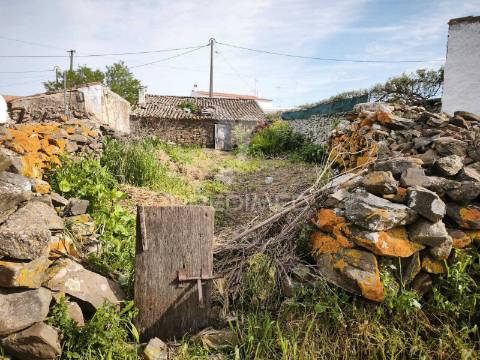 Casa em pedra para restaurar com quintal || concelho de mértola